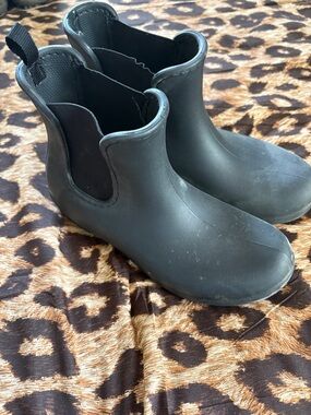 CROCS Women’s Matte Black Chelsea Rain Boots